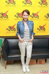 组图：李玟商台宣传新碟 收录结婚歌送歌迷