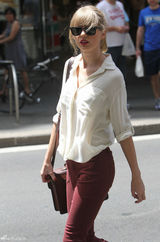 组图：泰勒-斯威夫特穿白衬衫配长裤轻松购物