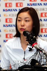 组图：金妍儿举行新闻发布会回应退役传闻