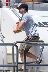 组图：莱昂纳多坐游艇显肥肚腩 亲自送凯特出嫁