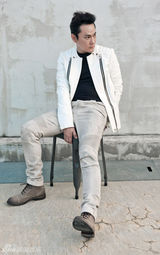 组图：张信哲“空出来的房间”北京个唱宣传照