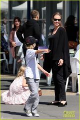 组图：朱莉携子女游玩 豪乳依旧真空激凸