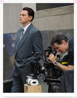 组图：莱昂纳多现身《华尔街之狼》片场