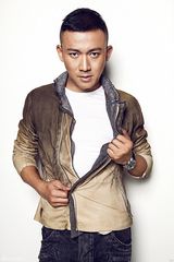 组图：聂远登杂志封面秀肌肉 阳刚硬朗男人味十足