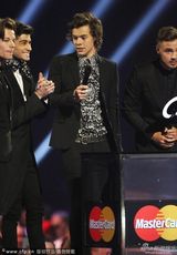 组图：单向乐队获全球成功奖 五子现场调戏奖杯