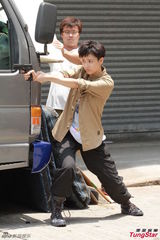 组图：王君馨拍枪战戏 保护男主黄子华