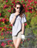 组图：斯图尔特大晒高尔夫球技 挥杆动作英气逼人