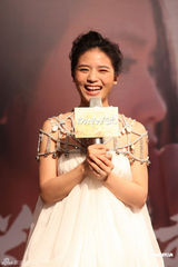 组图：黄英新新民歌小天后变熟女灿烂启航