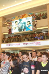 组图：林忆莲签售会避谈绯闻 车窗爆炸有惊无险