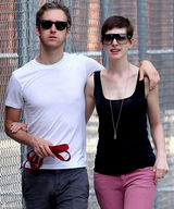 组图：安妮-海瑟薇与未婚夫遛狗晒幸福