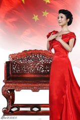 组图：刘媛媛中国红写真展现国韵风采
