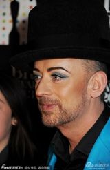 组图：乔治男孩络腮胡秀纹身 蓝眼影变妖孽硬汉