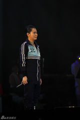 幻灯：刘若英北京个唱着超人装 与歌迷大合唱落泪