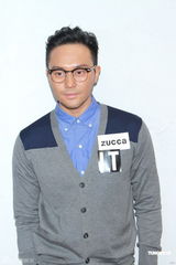 组图：张智霖时装秀帅气有型 计划携众40余人旅行