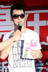 幻灯图：“内地造星教父”出书 陈子嘟称新秀缺内涵