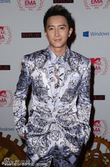 组图：韩庚摘EMA全球艺人奖 花纹西装帅气