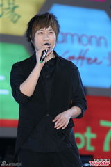 组图：五月天尾牙演出high爆 热度堪比演唱会