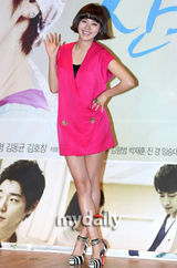 幻灯图：张瑞希《妇产科》记者会 低胸性感亮相