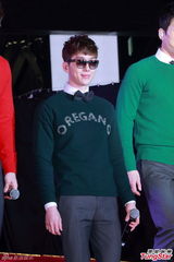 组图：韩团2AM香港过圣诞 赵权戴可爱墨镜