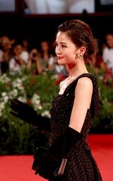 高清图：电影《白蛇传说》威尼斯电影节首映红毯