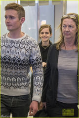 组图：艾玛穿短裙秀美腿 素颜现身机场不停甜笑