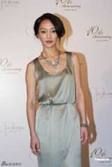 组图：周迅现身扮小女人 与赵薇传不和只当玩笑