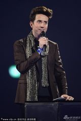 组图：主持格里姆肖为Lorde颁奖 上演同性激吻