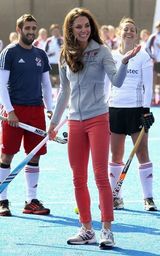组图：凯特王妃玩曲棍球 大秀运动天赋