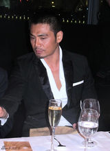 组图：邵兵上海出席活动 绅士性感俘获女人心