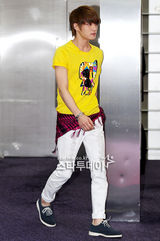 组图：金在中鹅黄T恤亮相 皮肤白皙面容精致