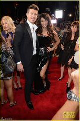 组图：罗宾-西克携妻亮相红毯 搂腰秀恩爱