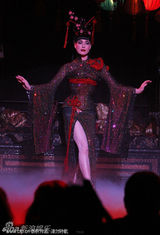 组图：脱衣舞娘万提斯热辣表演当众抛奶罩