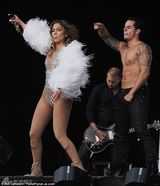 组图：洛佩兹火辣开唱 穿钻石流苏裙狂扭电臀