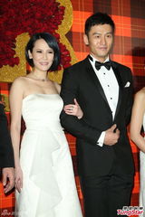 组图：黄小柔出嫁盼造人 穿低胸婚纱挽老公亮相