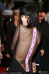 组图：白灵透视黑裙现身 背面裸露从头至臀