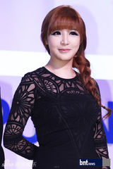 组图：2NE1出席为电子产品站台甜美亲和