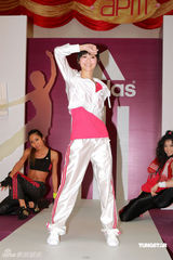 幻灯图集：阿Sa(蔡卓妍)代言粉嫩亮相 拒与男友穿情侣装