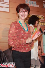 组图：离巢陈法拉亮相剧集宣传 陈豪称正作胎教