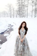 组图：歌手温馨妩媚大片 冰雪美肤明艳动人