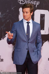 组图：德普撑《独行侠》柏林首映 汉莫揽美女