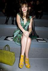 高清组图：莉顿-梅斯特街拍驼色大衣搭配纱裙