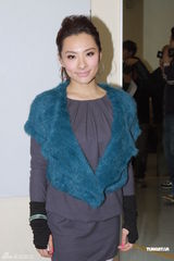 组图：刘璇香港变身主持人 打扮时尚“熊猫”袜出彩