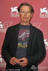 高清：《米克的近路》发布 男星格林伍德“蹲墙角”