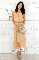 组图：赵尹熙韩高恩出席活动 时尚装扮引潮流