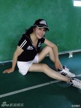 组图：58岁刘晓庆曝婚后照片 养花逛街惬意