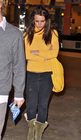 幻灯图集：布兰妮和男友看电影 不满狗仔摆黑脸