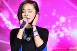 组图：杨幂首次登台献唱 妆容精致着装靓丽