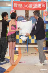 组图：小S产后复出主持《康熙来了》