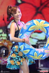 组图：丁当开唱秀电臀马达 MP脱衣湿身助阵