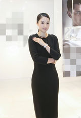 组图：董璇出席圣诞活动 束马尾秀美背清新干练